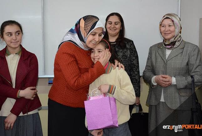 Vali Eşi ile Erzurum'lu Hanımlar, Öğrencilerle