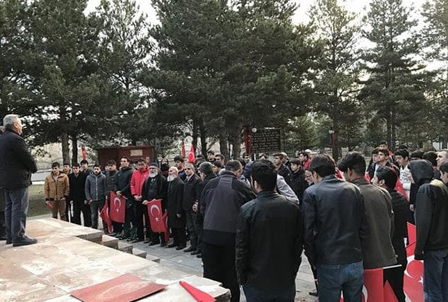 Erzurumlular, Ellerinde Türk Bayrakları ile Karskapı Şehitliğine Yürüdüler