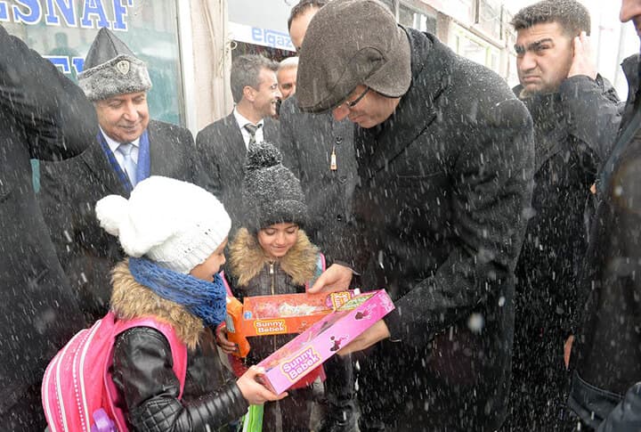 Bir Vali Düşünün, Kar'a Aldırmıyor, Sobada Isınıyor, Terzide Ütü Yapıyor ve İşte O Kareler!