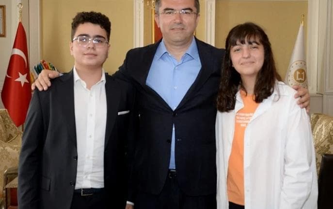 LGS şampiyonları Erzurum Valisi Sn. Okay Memiş'i Ziyaret Etti
