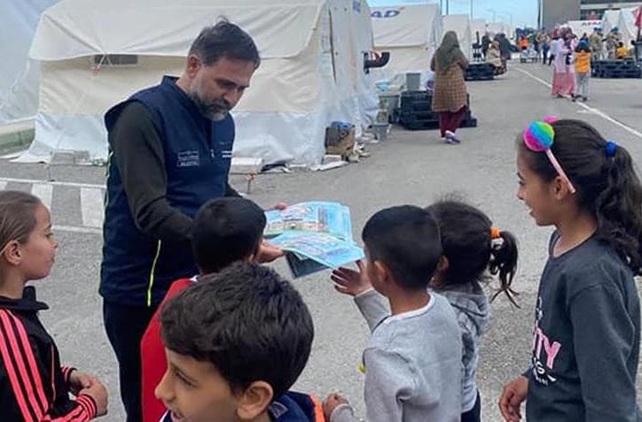 Yakutiye Belediye Başkanı Uçar Depremzede Çocuklara Hediyeler Verip Sohbet Etti!