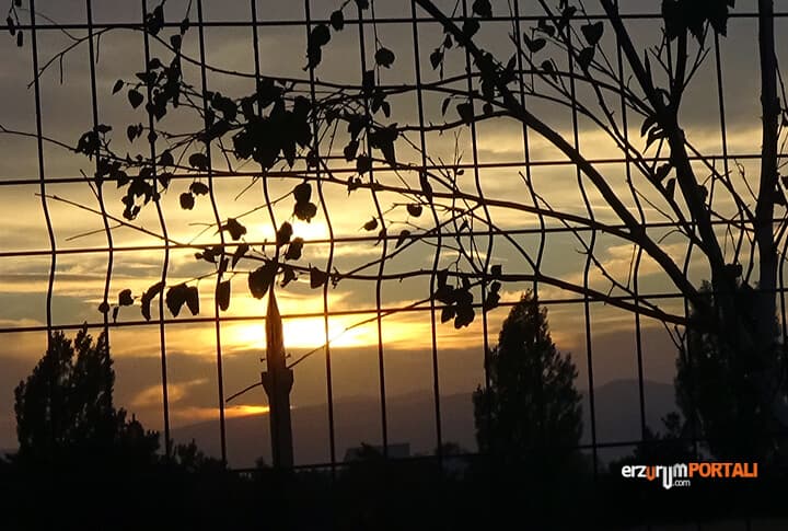 Erzurum'da Gün Batıyor, Minarede Ezan ve Yaprakların Zikri İle!
