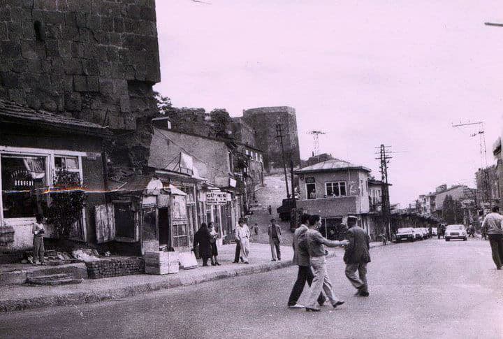 Tebrizkapı'nın Elleri Arkasında Bir Paşa Edasıyla Yürüyen Pottik Şefikası