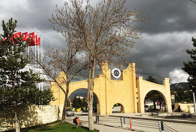 Türkiye'de En Uzun Rektörlük Görevini Yapmış Atatürk Üniversitesi Rektörü