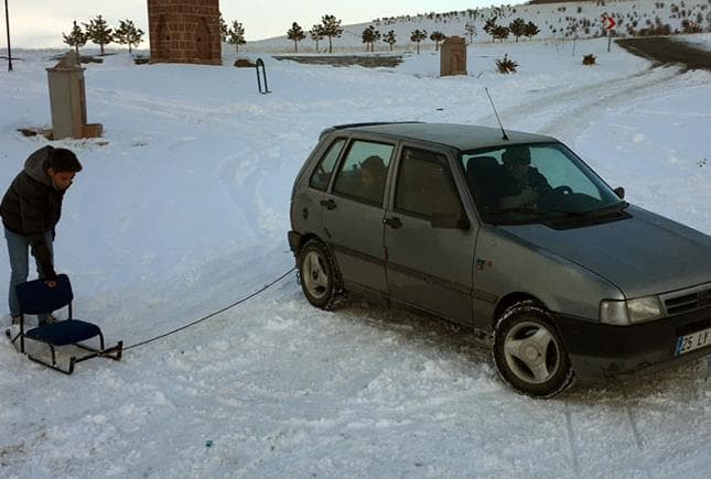 Erzurum'lu Mucit Aracının Arkasına Kızak Bağladı!
