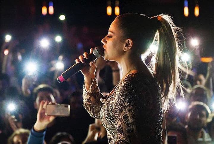 Vokalistlikle Başlayıp Zirveye Çıkan Erzurumlu Merve Özbey