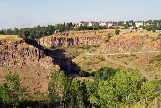 Bozulmamış Doğal Güzelliğiyle Hınıs Kanyonu Doğa Sevenleri Bekliyor!