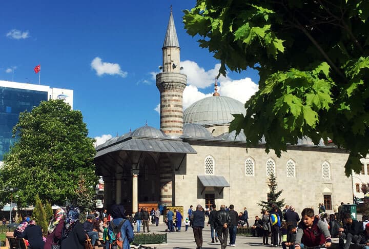 "Minarelerden Bir Buğu, Bir İlahi, Bir Dadaş Vakarı ile Şehre Yayılırdı"