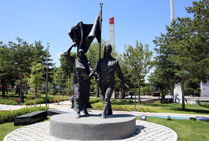 Aziziye Parkı Ziyaretçilerini Türk Kahramanları İle Buluşturuyor!