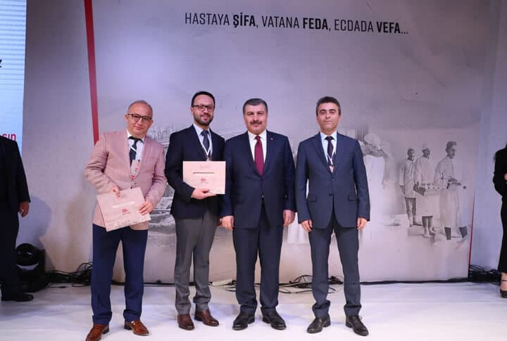 Erzurum'un Başarılı Doktorları Belgelerini Bakan Koca'nın Elinden Aldılar