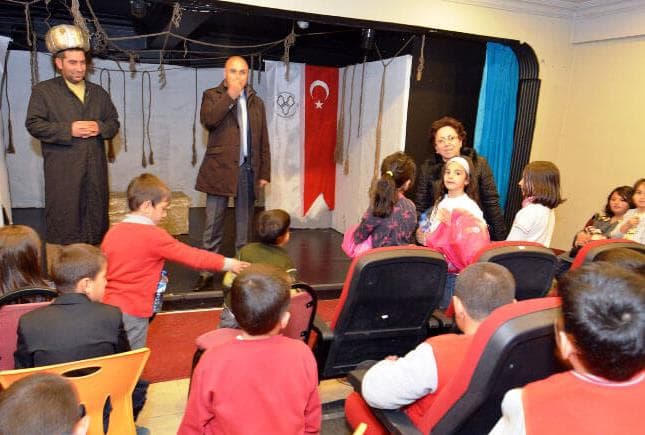 1800 İlkokul ve Anaokulu Öğrencisi: "Ali Amca Bizi Tiyatroya Götürdü"