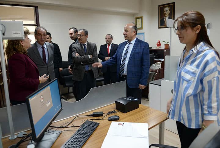 Bir Anda Valiyi Karşılarında Gördüler!