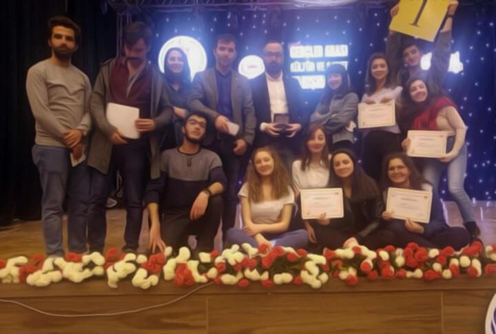 Tiyatroda 'İstila' Listeleri Alt Üst Etti