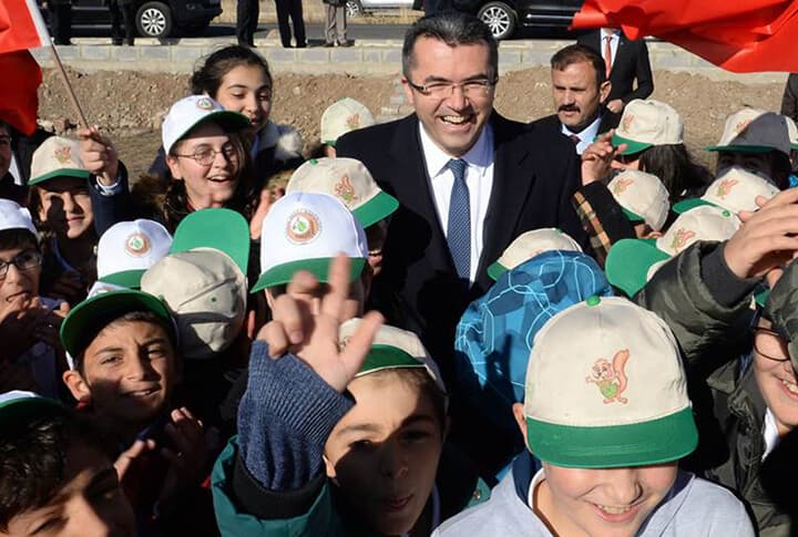 Bir Vali Düşünün Çocukla Çocuk Oluyor!