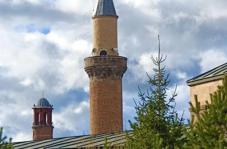 Erzurum'da Bulunan Tarihi Camii ve Medreseleri Biliyor Musunuz? İşte Tarihi Cami ve Medreseler!