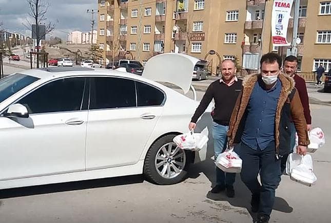 Koronavirüs Salgını İle Mücadele Edip Ailelerinden Uzak Kalan Sağlık Çalışanları Unutulmadı!