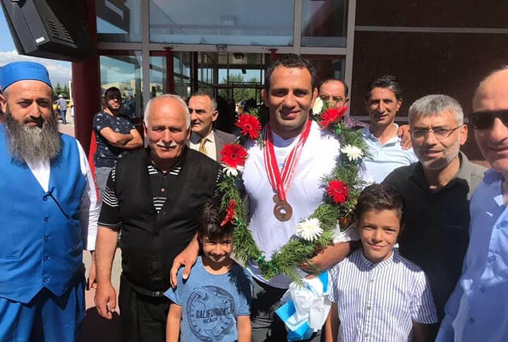 Kırkpınar'da Başpehlivanlığı Kıl Payı Kaçıran Köseoğlu, Erzurum'da Başpehlivan Gibi Karşılandı!