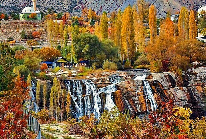 Tortum Şelalesi ve Sonbahar Renklerinin Eşsiz Güzelliği ile 5 Fotoğraf Karesi!