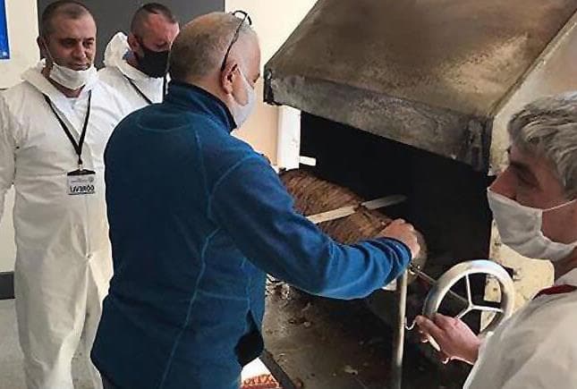 Erzurumlulardan Sağlık Çalışanlarına Cağ Kebap İkramı!