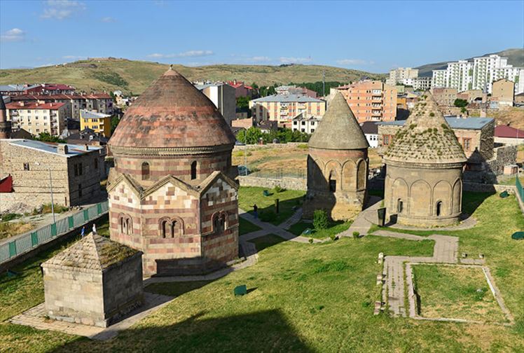 Anadolu'nun En Eski Anıt Mezarları Üç Kümbetler