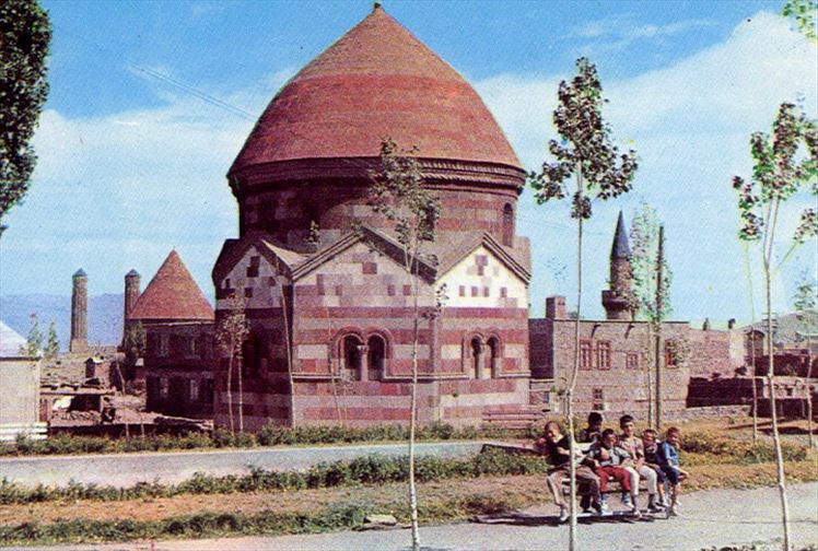 Anadolu'nun En Eski Anıt Mezarları Üç Kümbetler