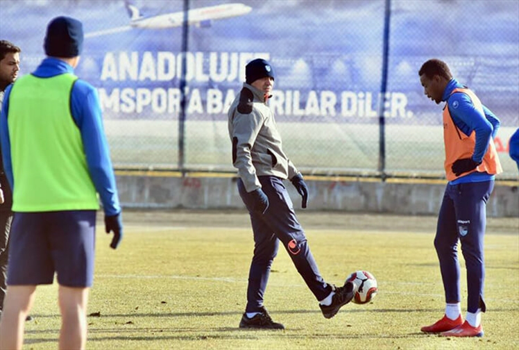 Erzurumspor Teknik Direktörü Erkan Sözeri