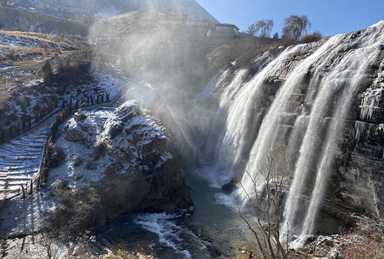 Tortum Şelalesi ve Kışı Anlatan 9 Kare Fotoğraf