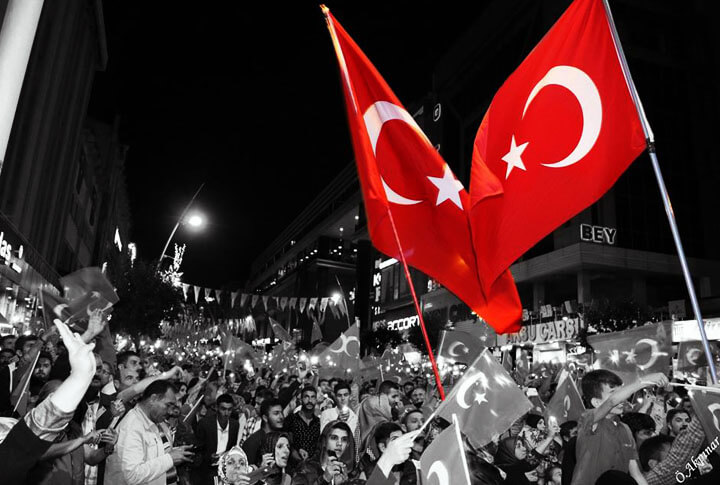 Erzurumun Bayrak Sevgisi Kırmızı ve Siyah Fotoğraflarda