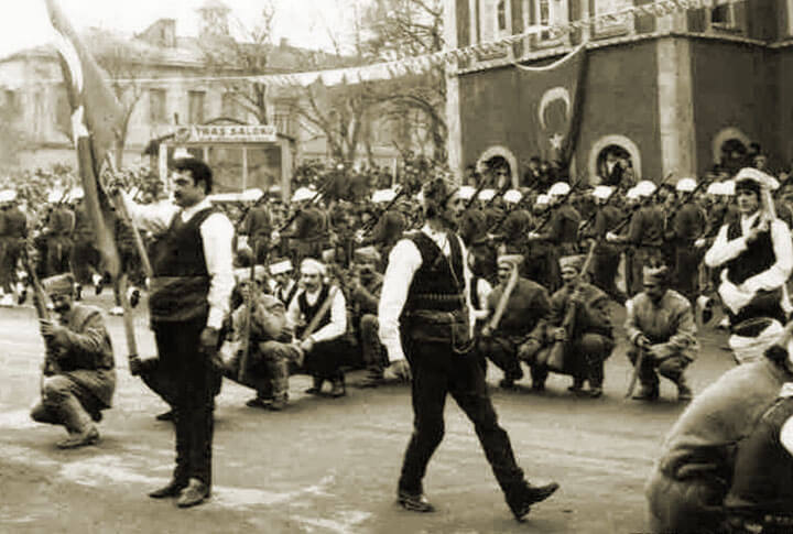 Eski Fotoğraflarla Tarihte Erzurum'un Kurtuluş Bayramları!