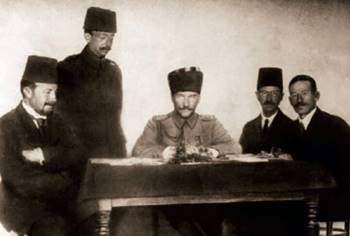 Erzurum'da Çekilen Bu Fotoğrafta Atatürk'ün Yanındaki 4 Kişiyi Merak Ediyor Musunuz?