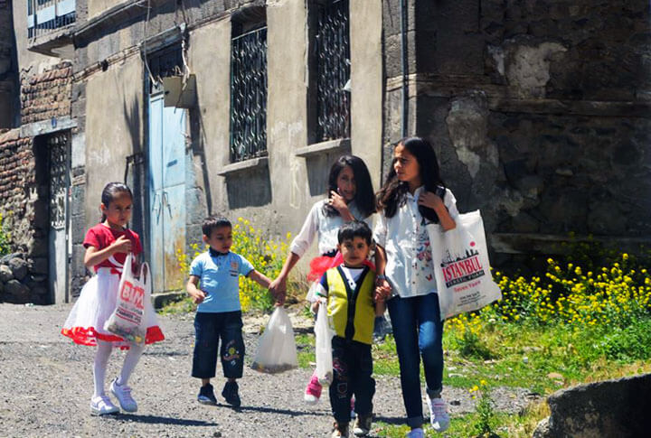 Erzurum'da Arafalık Toplayan Çocuk Resimleri