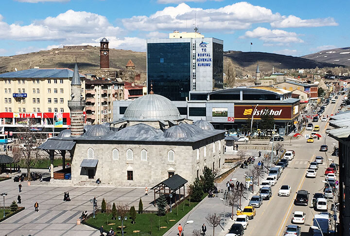 Tarihin Oltu Taşı Tespih Taneleri Gibi Cumhuriyet Caddesine Dizildiği Şehr-i Erzurum