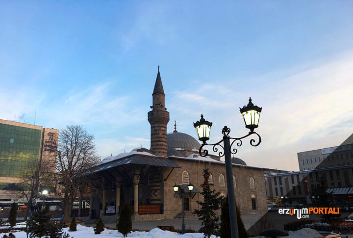 Lalapaşa ve Gürcükapı Arasında Yürüme Mesafesinde 15 Cami