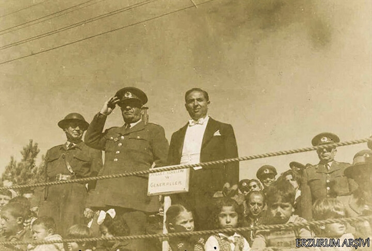 9 Kare Fotoğraf ve Bir Zamanlar Erzurum'da Cumhuriyet Bayramı! 