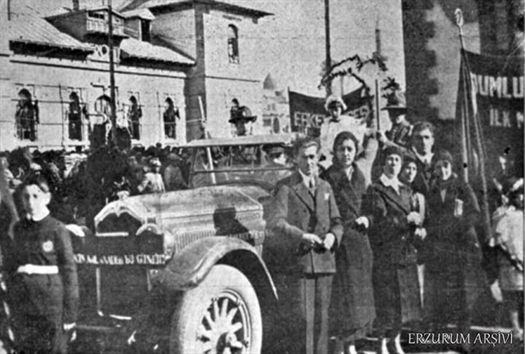 9 Kare Fotoğraf ve Bir Zamanlar Erzurum'da Cumhuriyet Bayramı! 