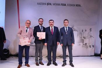 Erzurum'un Başarılı Doktorları Belgelerini Bakan Koca'nın Elinden Aldılar