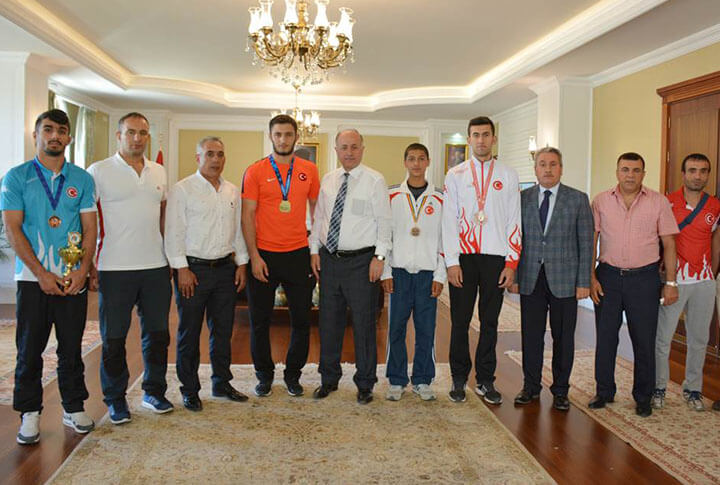 Erzurumda Başarılı Sporcular Ödüllendirildi