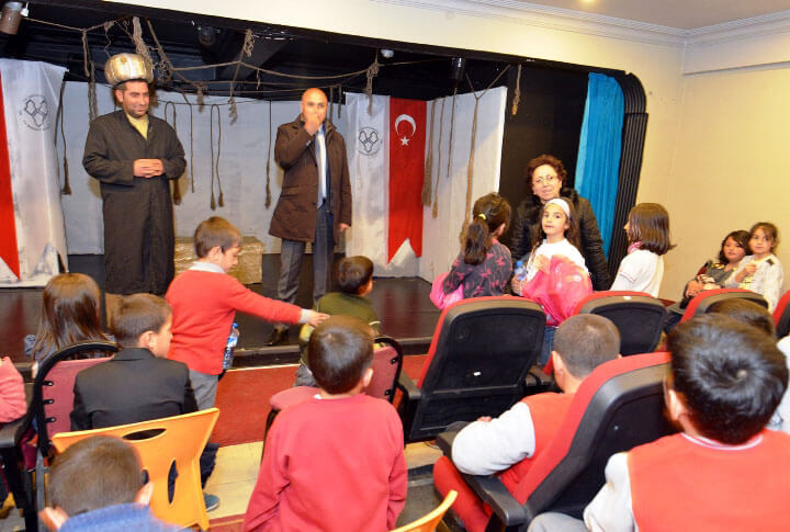 1800 İlkokul ve Anaokulu Öğrencisi: 'Ali Amca Bizi Tiyatroya Götürdü'