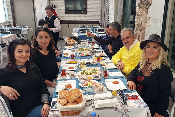 Kadınlar Matinesi İçin Erzuruma Gelen Safiye Soyman ve Faik Öztürkün Kahvaltı Keyfi