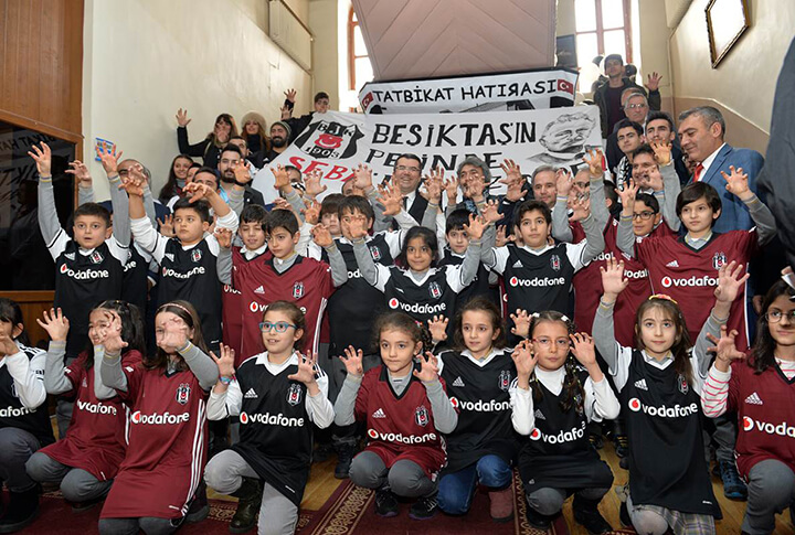 Öğretmen İstedi Beşiktaş O Okulda 800 Forma Dağıttı!