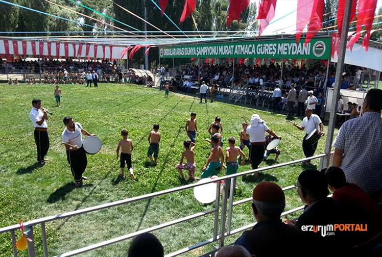 Farklı Ülkelerden Güreşçilerin Katıldığı Pasinler Karakucak Güreşleri