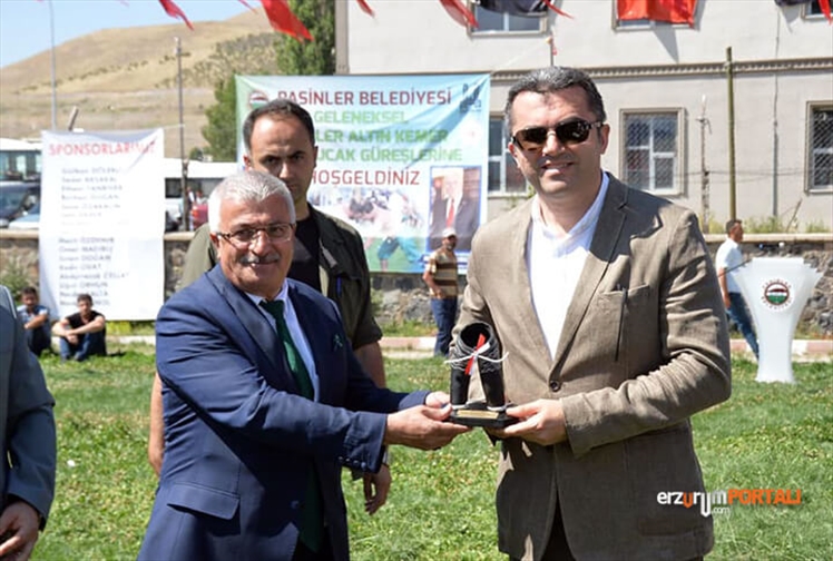 Farklı Ülkelerden Güreşçilerin Katıldığı Pasinler Karakucak Güreşleri