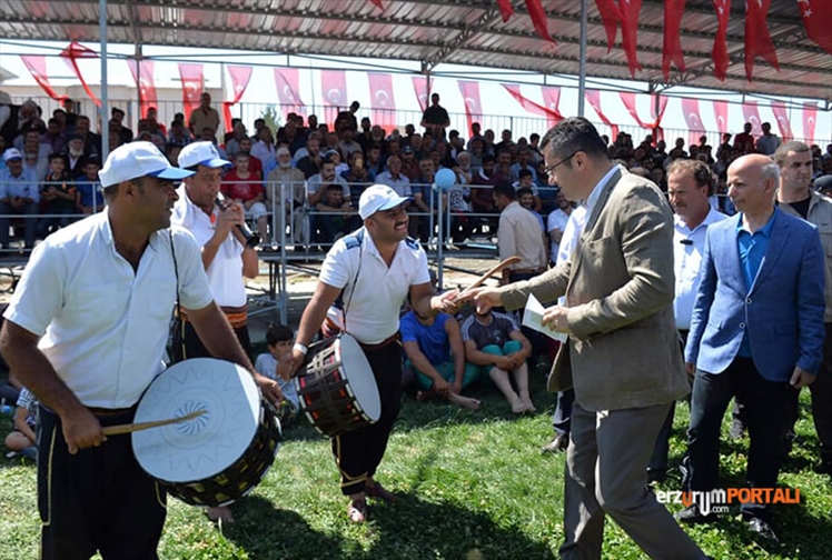 Farklı Ülkelerden Güreşçilerin Katıldığı Pasinler Karakucak Güreşleri 