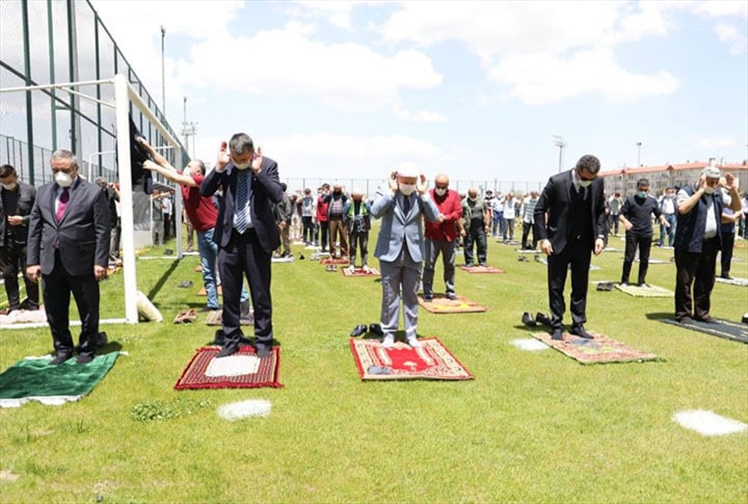 Erzurum'da 74 Gündür Hasreti Çekilen Cuma Namazından Kareler! 
