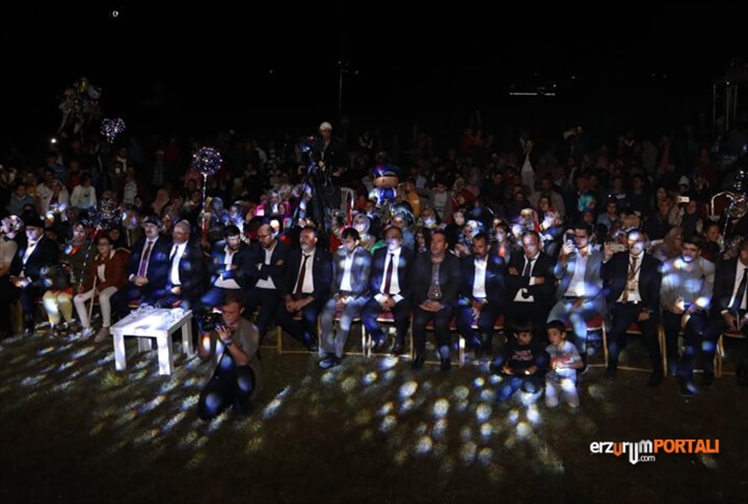 Pasinler Zaferi Kutlamalarında Esat Kabaklı Konseri!