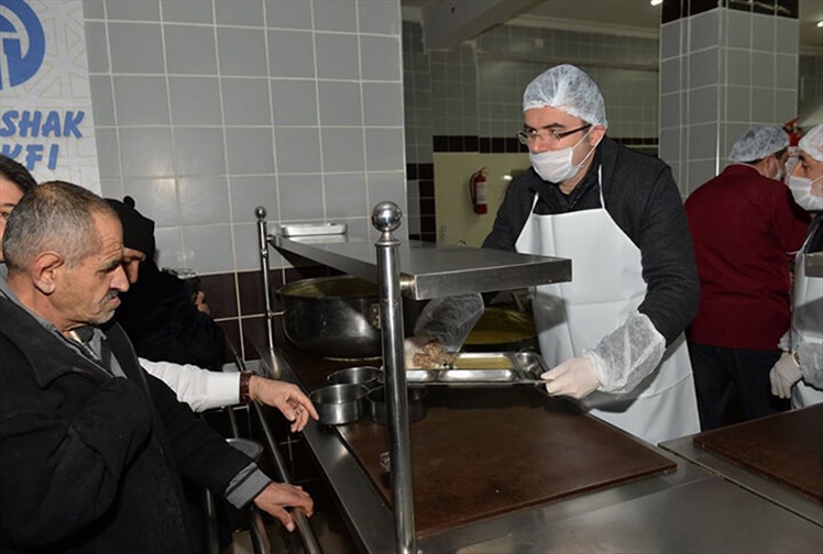 Erzurum Valisi İhtiyaç Sahiplerine Yemek Dağıttı