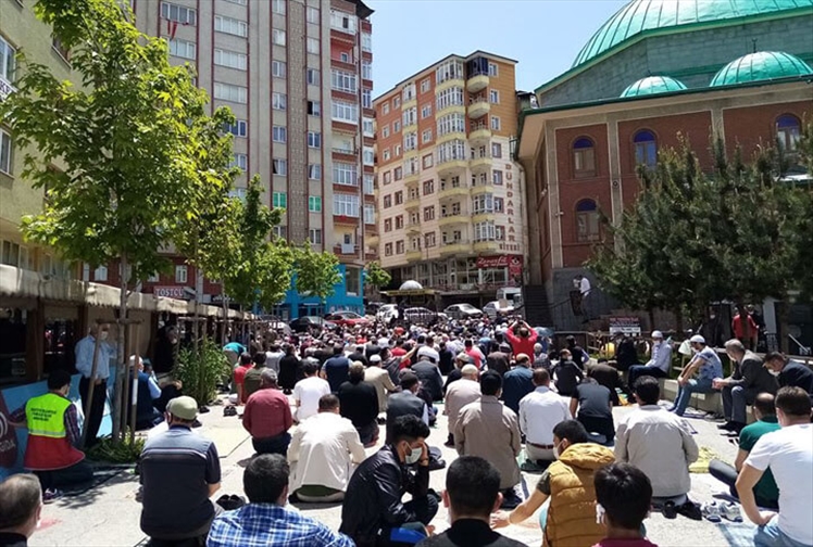 Pandemi sonrası Erzurum da ilk Cuma
