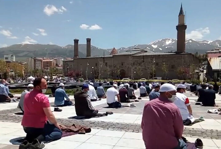 Erzurum'da 74 Gündür Hasreti Çekilen Cuma Namazından Kareler! 