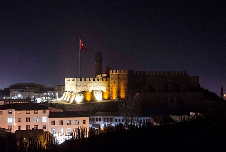 Erzurum'un Asırlık Tarihi Kalesi Işıklandırıldı!