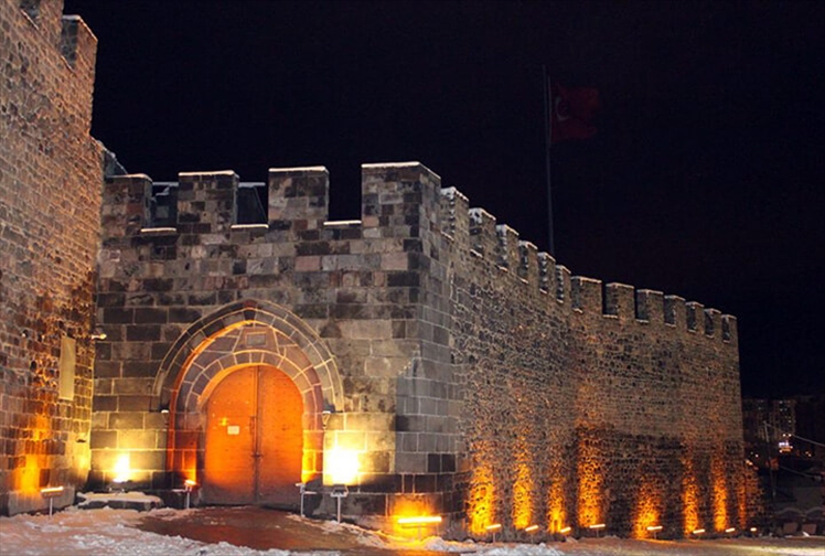 Erzurum'un Asırlık Tarihi Kalesi Işıklandırıldı!